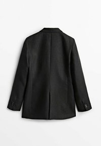 Blazer noir ajusté avec manches longues, fente au dos et poignets boutonnés, présenté à plat sur un fond blanc.