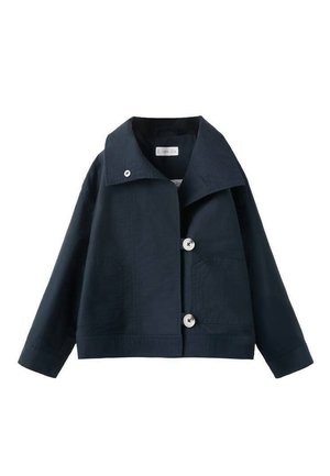 Giacca corta blu navy con colletto ampio, due bottoni bianchi, maniche lunghe e tasche applicate frontali.