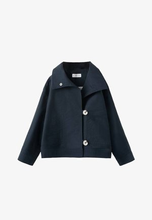 Giacca corta blu navy con colletto ampio, due bottoni bianchi, maniche lunghe e tasche applicate frontali.