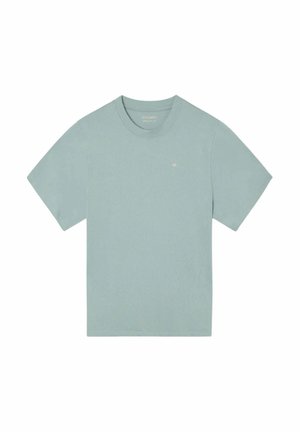 Camiseta lisa azul claro de manga corta y cuello redondo con un pequeño logo rosa bordado en el lado izquierdo del pecho.