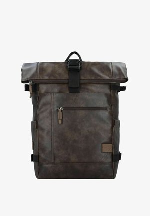 Bruine leren rugzak met een oprolontwerp, ritsvak aan de voorkant, verstelbare zijbanden en een gestructureerde afwerking.