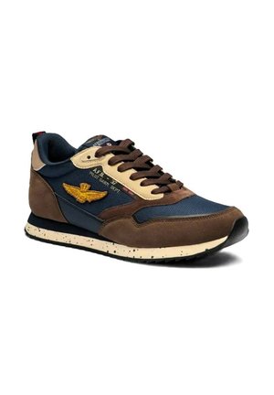 Sneaker marroni e blu navy con una tomaia in suede e rete, dettagli beige, suola in gomma e un emblema dorato a forma di ala sul lato.