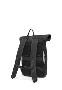 Fekete, felhajtható hátizsák párnázott hátsó panellel, állítható vállpántokkal, mellkasi csattal és fogantyúval.