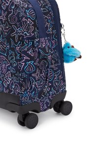 Valigia con un esterno blu navy caratterizzato da vivaci motivi di corallo e vita marina in rosa e turchese. Include un charm in peluche blu.