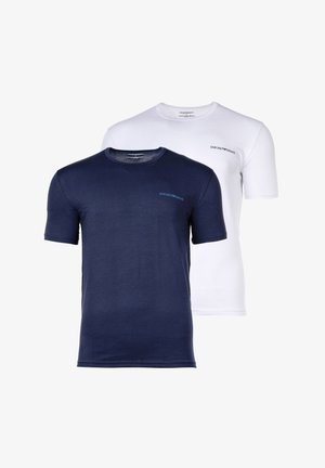 Twee T-shirts met korte mouwen; één marineblauw, één wit. Beide hebben een ronde hals en een subtiele logo op de borst. Gemaakt van een zachte katoenmix.