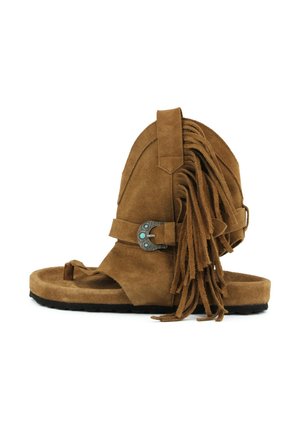 Sandalo aperto in camoscio marrone con aletta avvolgente alla caviglia, fibbia decorativa e lunghe frange pendenti su suola nera.