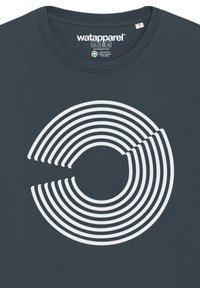 Donker marineblauwe T-shirt met een witte cirkelvormige vorm die bestaat uit concentrische lijnen, met een opening die een visueel contrast creëert. Zachte katoenen stof.