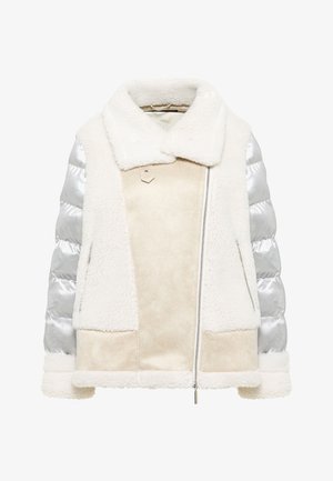 Faux futro i pikowana kurtka w kolorze kości słoniowej i srebrnym. Posiada szeroki kołnierz, zapięcie na zamek oraz kieszenie boczne z gładką teksturą i warstwowym wzornictwem.
