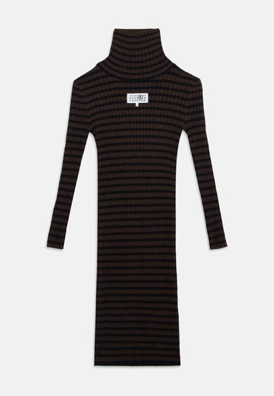 Robe longue en maille côtelée avec col roulé, rayures horizontales noires et marron et une étiquette blanche sur la poitrine.