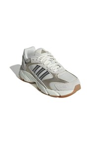 Jasnoszare sneakersy wykonane z siateczki i zamszu, z trzema ciemnoniebieskimi paskami, teksturowanym akcentem oraz gumową podeszwą.