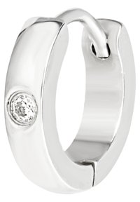 Pendiente de aro de plata con acabado pulido, que presenta un pequeño diamante redondo incrustado en un lado. Diseño redondeado y suave.