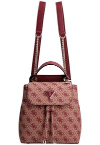 Rød mønstret rygsæk med en tekstureret overflade, der har et håndtag på toppen, justerbare stropper og en metal logo-plade på forsiden.