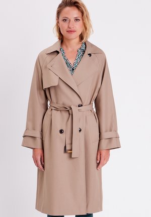 Cappotto beige con frontale doppiopetto, colletto ampio e maniche arrotolate. Include una cintura abbinata e piccoli dettagli con bottoni.