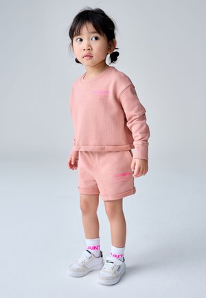 smALLSAINTS, UNDERGROUND AND YOUNGER SET - Collegepaita - mid pink