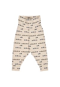 Beżowe dziecięce spodnie haremki wykonane z miękkiego materiału, ozdobione powtarzającym się wzorem kolorowych ciężarówek oraz szerokim, elastycznym paskiem w pasie.