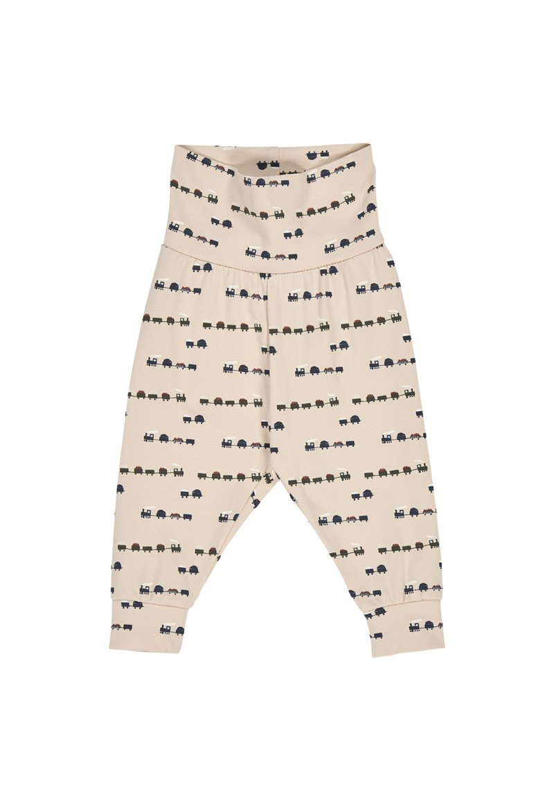 Beżowe dziecięce spodnie haremki wykonane z miękkiego materiału, ozdobione powtarzającym się wzorem kolorowych ciężarówek oraz szerokim, elastycznym paskiem w pasie.