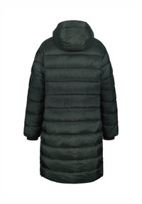 Cappotto gonfio verde scuro con cappuccio, caratterizzato da sezioni trapuntate orizzontali e polsini a costine, realizzato in materiale leggero e lucido.