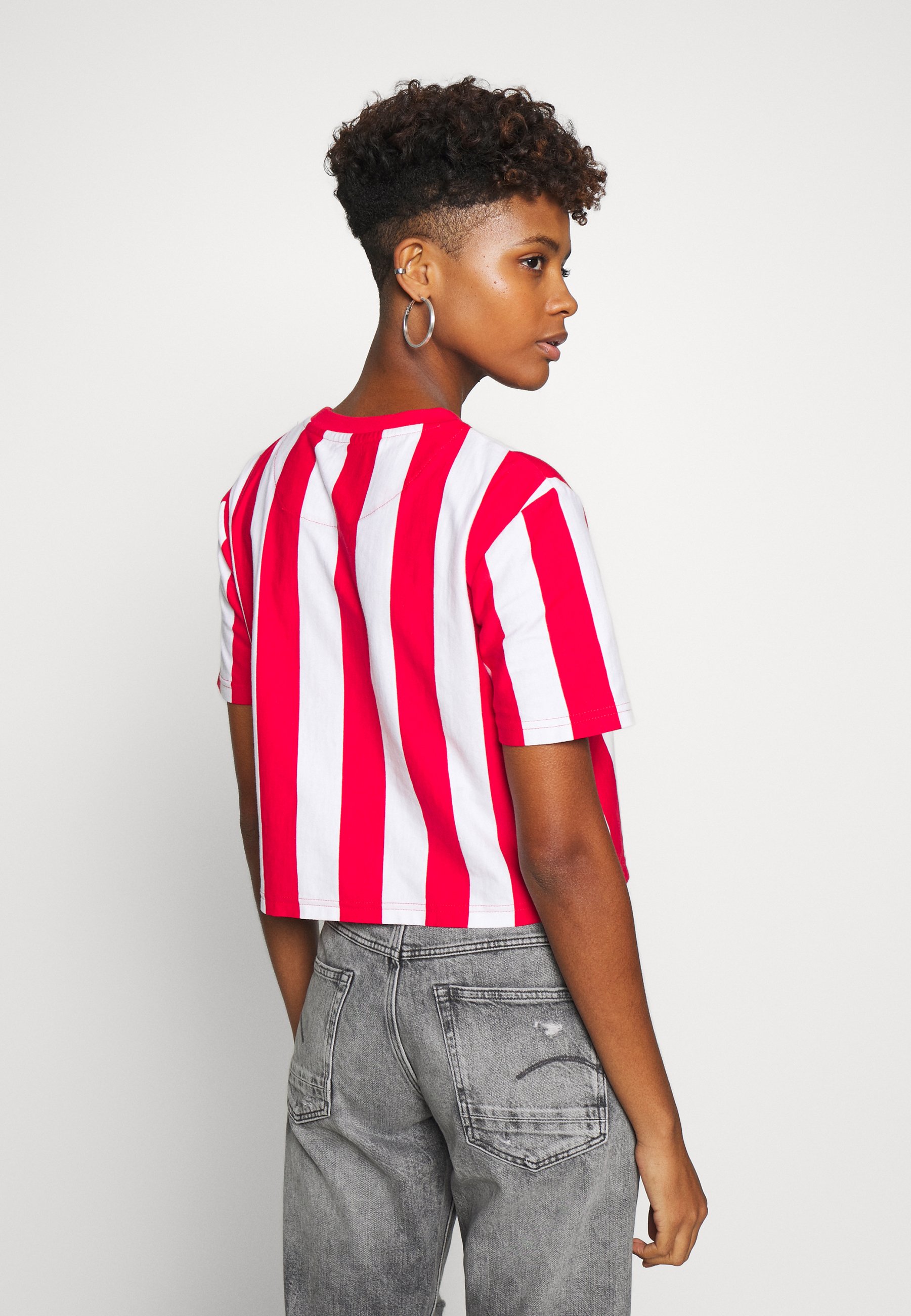 Karl Kani COLLEGE STRIPE TEE T shirts med print white Karl Kani COLLEGE STRIPE TEE - T-shirts med print - white/red