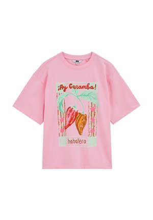 T-shirt rose à manches courtes avec un graphisme de deux piments, des feuilles vertes et le texte "¡Ay Caramba! habañero" style vintage.