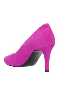 Scarpa rosa fucsia in suede con tacco alto e punta affilata, dal design elegante. Presenta una texture liscia e una base del tacco nera per creare un contrasto.