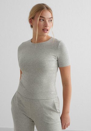Korte mouw, aansluitend grijs top met een geribbelde textuur, gecombineerd met bijpassende broek. Voorzien van een ronde halslijn en een subtiel merkembleem.