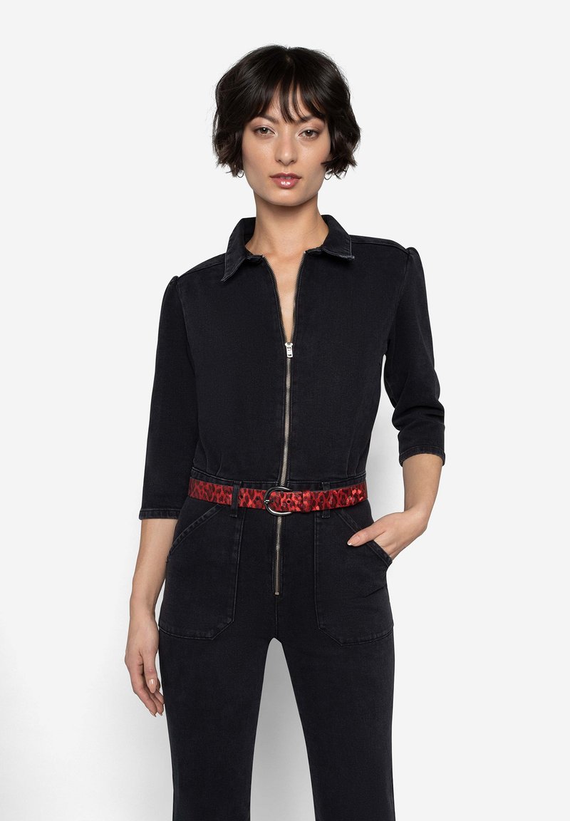 Zwarte denim jumpsuit met ritsluiting, driekwart mouwen en een riem met rood luipaardprint. Heeft zijzakken en een getailleerd ontwerp.