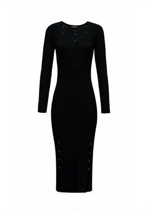 Robe noire à manches longues côtelées avec une silhouette ajustée, présentant un col rond, des boutons accentués dorés sur les fentes latérales, et une longueur mi-mollet.