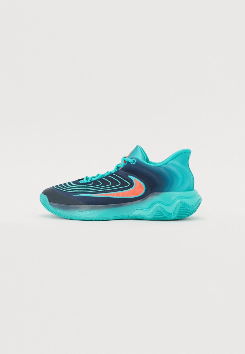 Baskets de sport turquoise et noires avec un design ondulé, logo swoosh orange vif et semelle coussinée, montrées de profil sur fond blanc.