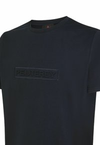Navyblauwe t-shirt met korte mouwen en een ronde halslijn, voorzien van een gestructureerde zwarte rechthoekige logo-patch met de tekst "PEUTEREY" op de borst.