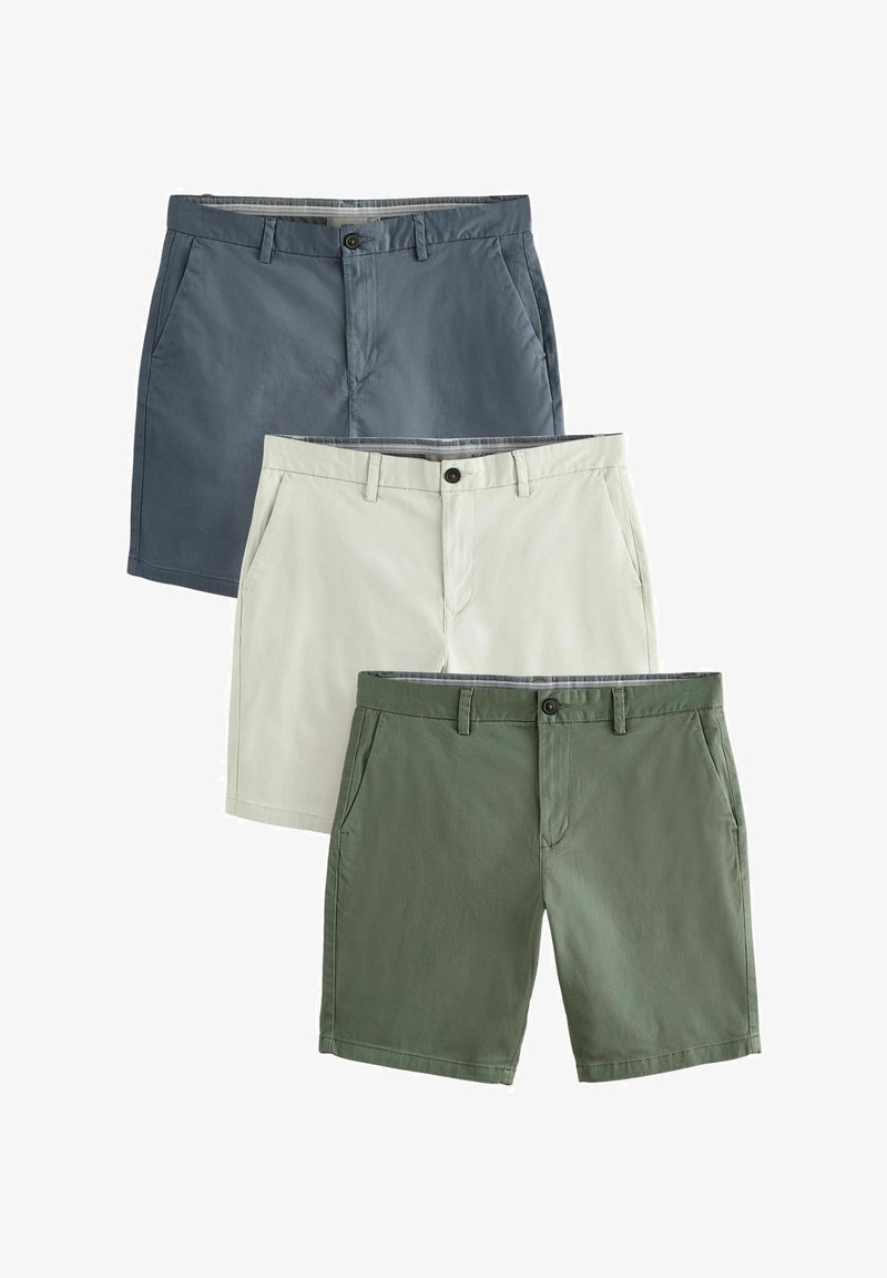Trois paires de shorts décontractés pour hommes en bleu, beige et vert, chacune avec des passants de ceinture, des poches latérales et une fermeture à bouton.