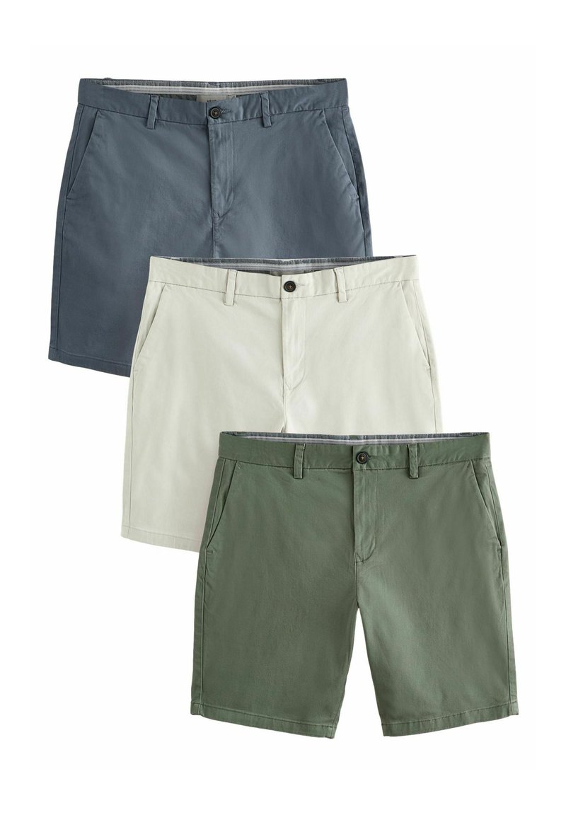 Tres pares de pantalones cortos en azul, beige y verde. Hechos de una suave mezcla de algodón con bolsillos frontales y cierres de botón.