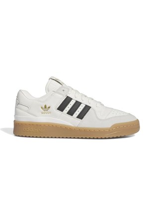 Białe niskie buty sportowe Adidas z czarnymi paskami, gumową podeszwą i złotym logo Adidas z boku, widziane od zewnętrznej strony.