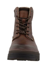 Botines de cuero marrón con diseño de cordones, que cuentan con un interior suave, punta redonda y suela de goma con un patrón de textura.