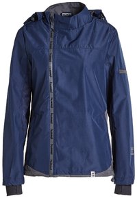 Giacca impermeabile blu navy con colletto alto, chiusura con zip e dettagli grigi. Presenta una cappuccio regolabile e un tessuto texture per la traspirabilità.