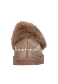 Bruine suède pantoffel met een fluffy bontkraag, contrasterende witte stiksels en een gestructureerde rubberen zool. De achteraanzicht toont de ontwerpdetails.
