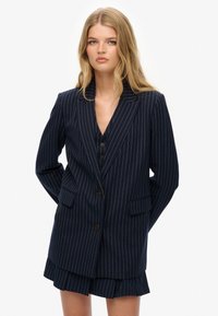 Marineblauwe pinstripe blazer met een notch lapel, enkele knoopsluiting, twee voorke pocketen en een gestructureerde pasvorm. Lichtgewicht stof.
