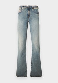 Ανοιχτό μπλε τζιν καμπάνα από τζιν ύφασμα, με πέντε τσέπες, κλείσιμο με κουμπί και διακριτικό ξεβάψιμο στα πόδια.