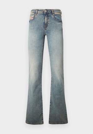 Vaaleansiniset levenevät farkut denimiä, joissa on viisi taskua, nappikiinnitys ja hienovarainen haalistuma lahkeissa.