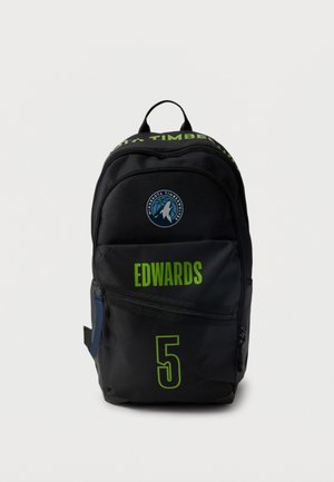 Μαύρο σακίδιο με το λογότυπο των Minnesota Timberwolves, το κείμενο "EDWARDS" και τον αριθμό 5 σε ζωηρό πράσινο στην μπροστινή τσέπη.
