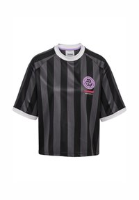 Svart och grå randig sporttröja med vit krage. Har en lila cirkulär logotyp med text och röd branding på framsidan.