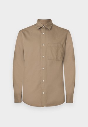 Brązowa koszula z długim rękawem, z zapięciem na guziki, ze spiczastym kołnierzykiem, jedną kieszonką na piersi oraz gładką, matową fakturą materiału.