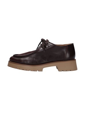 Donkerbruine leren veterschoen met dikke beige rubberen zool en lage hak, gezien van de zijkant op een witte achtergrond.