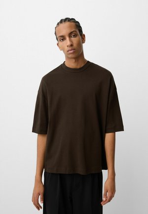 Brown, short-sleeve T-shirt with a crew neckline. Made from soft fabric, featuring a relaxed fit and minimal design.