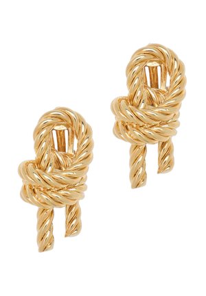Paire de boucles d’oreilles clous en forme de nœud de corde torsadée de couleur dorée, avec finition lisse et brillante et fermoirs sécurisés.