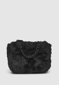 Borsa in finta pelliccia nera con una superficie texturizzata, dotata di una robusta tracolla in catena nera e di una forma rettangolare morbida.