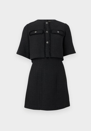 Μαύρο κοντό σακάκι με υφή, μανίκια μέχρι τον αγκώνα και διακοσμητικά κουμπιά με κρύσταλλα, σετ με ψηλόμεση φούστα γραμμής Α σε ίδιο ύφασμα.