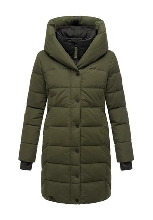 Cappotto imbottito verde oliva con colletto alto e cappuccio oversize, dotato di bottoni neri e tasche laterali, progettato per calore e copertura.