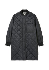 Abrigo largo acolchado negro con cuello mandarín, botones a presión, puños elásticos y un bolsillo en el lado izquierdo del pecho. Acabado liso y brillante.