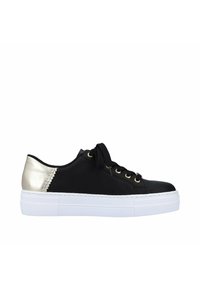 Schwarze Sneakers mit einem glänzenden goldenen Fersenakzent und schwarzen Schnürsenkeln. Sie haben eine weiße Plattformsohle und ein oberes Material aus glattem Kunstleder.