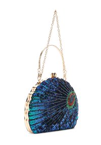 Borsa a pochette con perline con telaio in metallo dorato, caratterizzata da un motivo iridescente blu e verde, bordi scallop e una tracolla a catena.